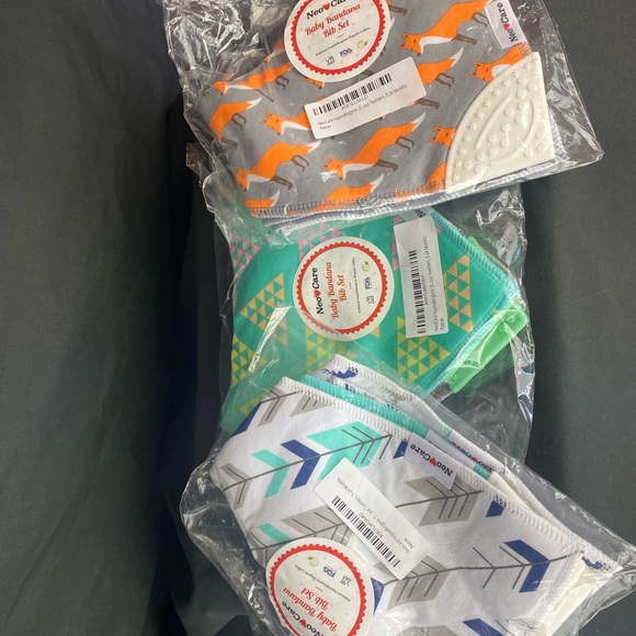 Organic Neo Care Teething Bibs - Picture 3 of 4